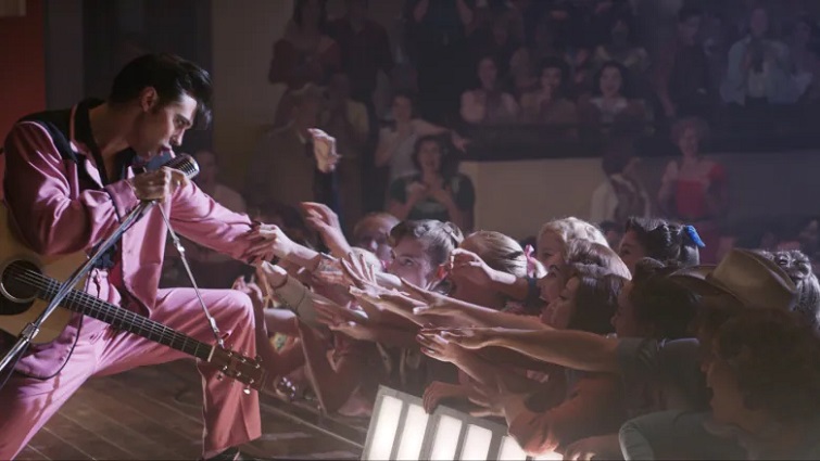 Austin Butler plays the young Elvis Presley who electrifies the audience performing on the Louisiana Hayride radio broadcast. Courtesy of Warner Bros.